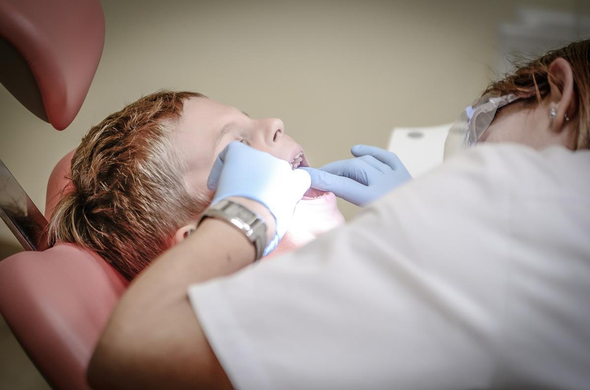 Profesjonalne implanty zębów wypełnią braki w naszej jamie ustnej