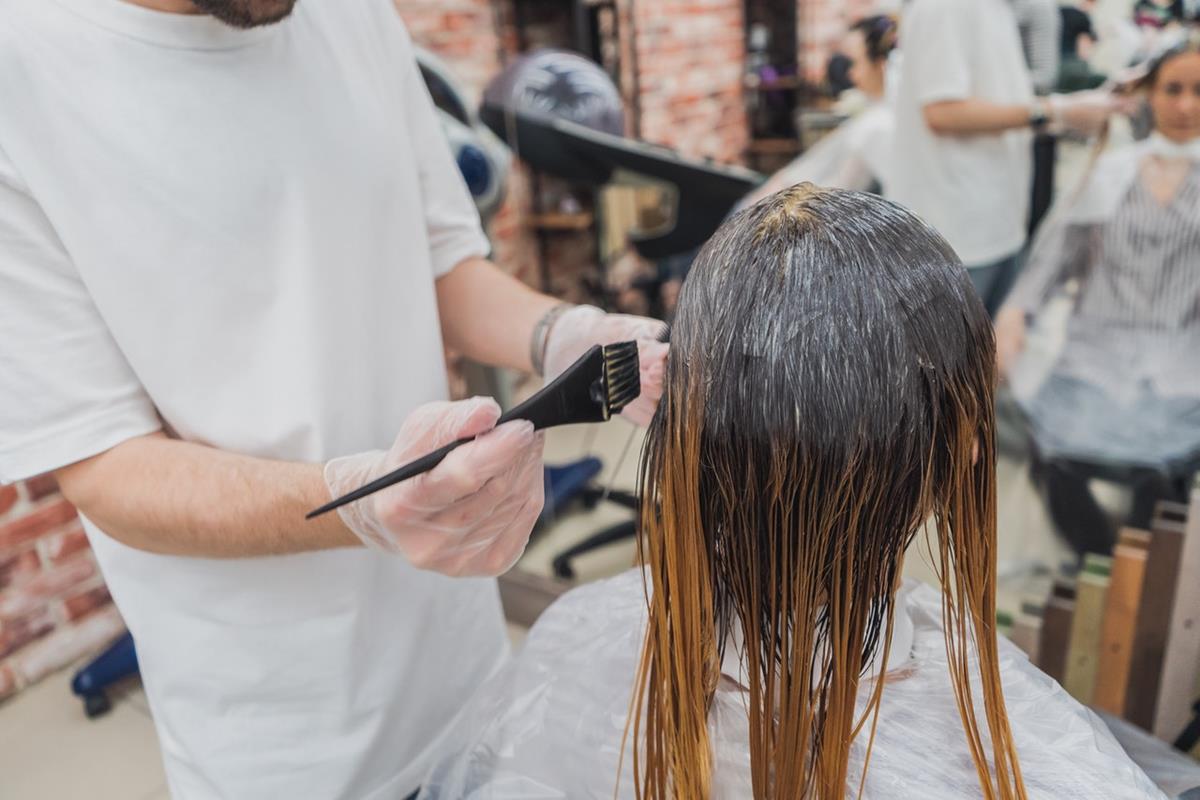 Zalety salonów oferujących skuteczne przedłużanie włosów