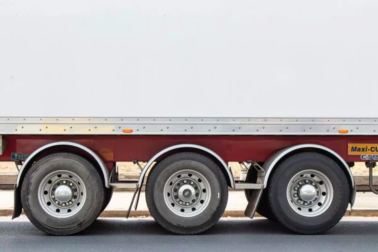 Elektryczne dostawczaki – jak Truck Care wprowadza zieloną rewolucję w branży transportowej?